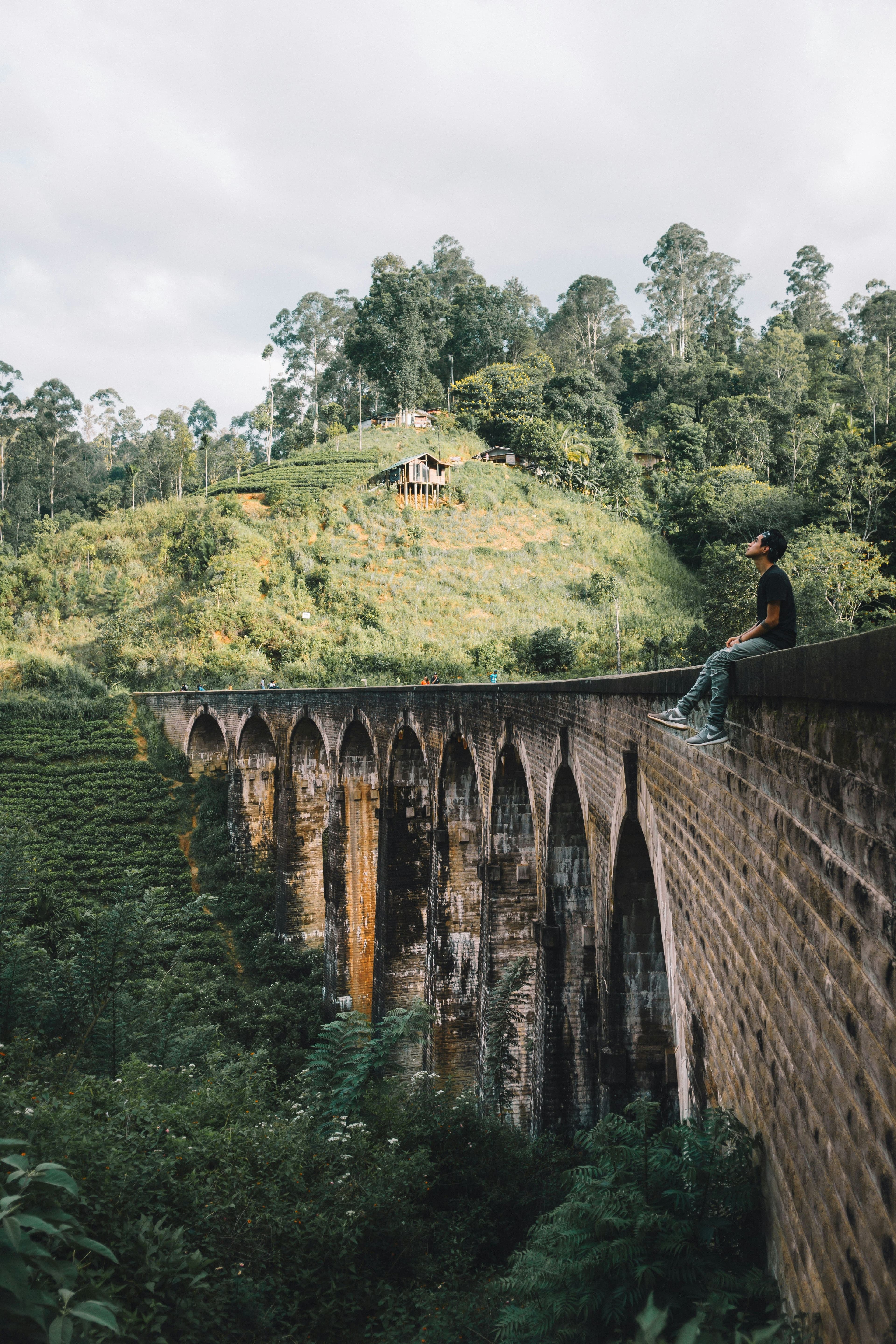 Breathtaking panoramic mountain peaks and sweeping green valleys in Ella.