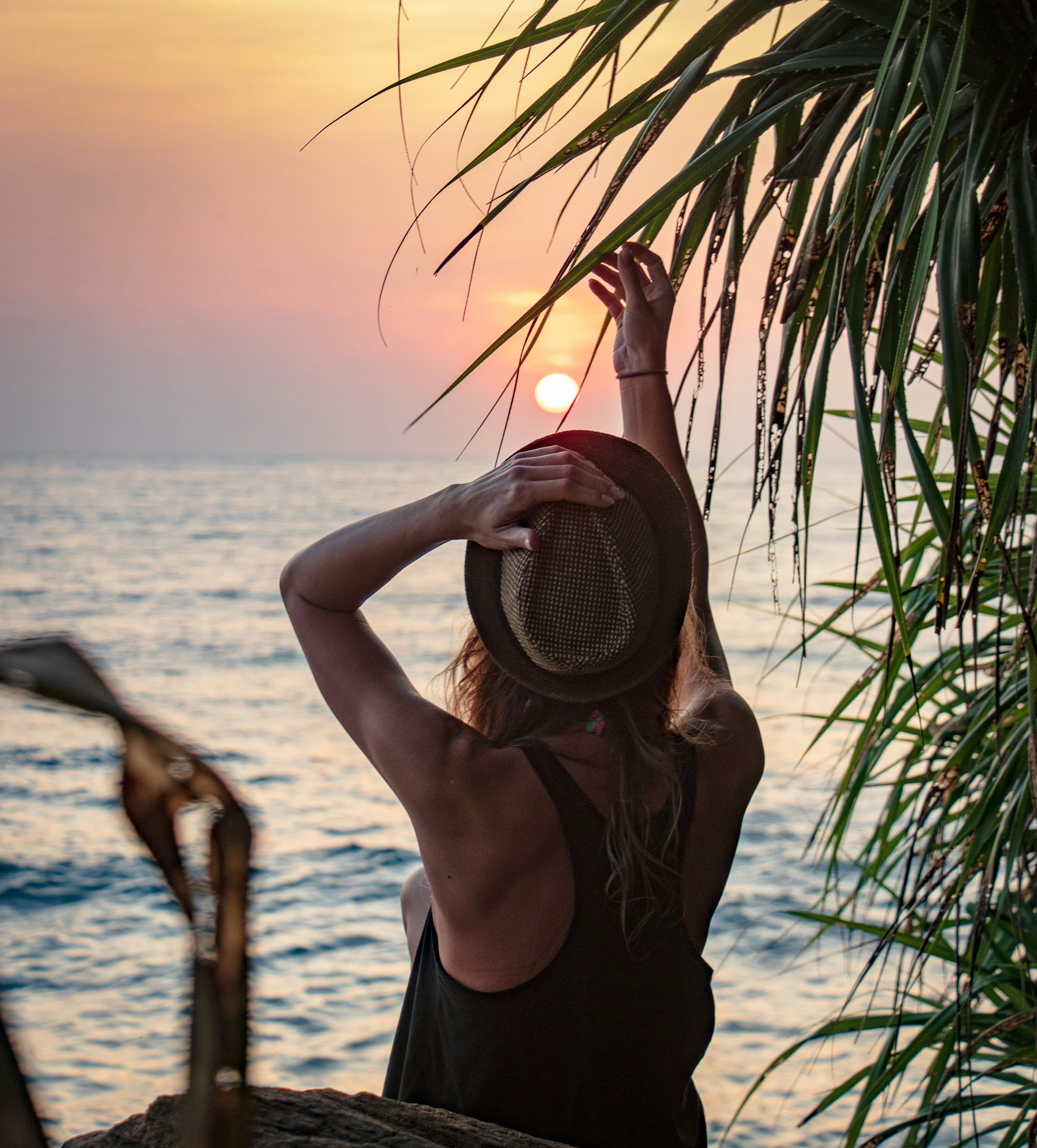 Glowing golden sun setting over the tranquil tropical waters of Sri Lanka.