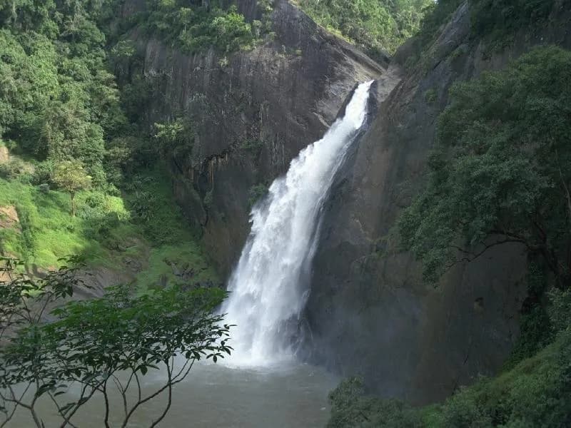 Dunhinda Falls waterfall and misty gorge